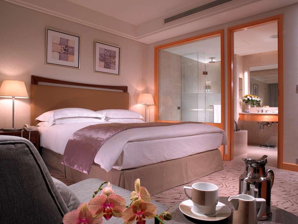 Windsor Hotel Taichung Chambre photo A suite at the Mandarin Oriental, Hong Kong