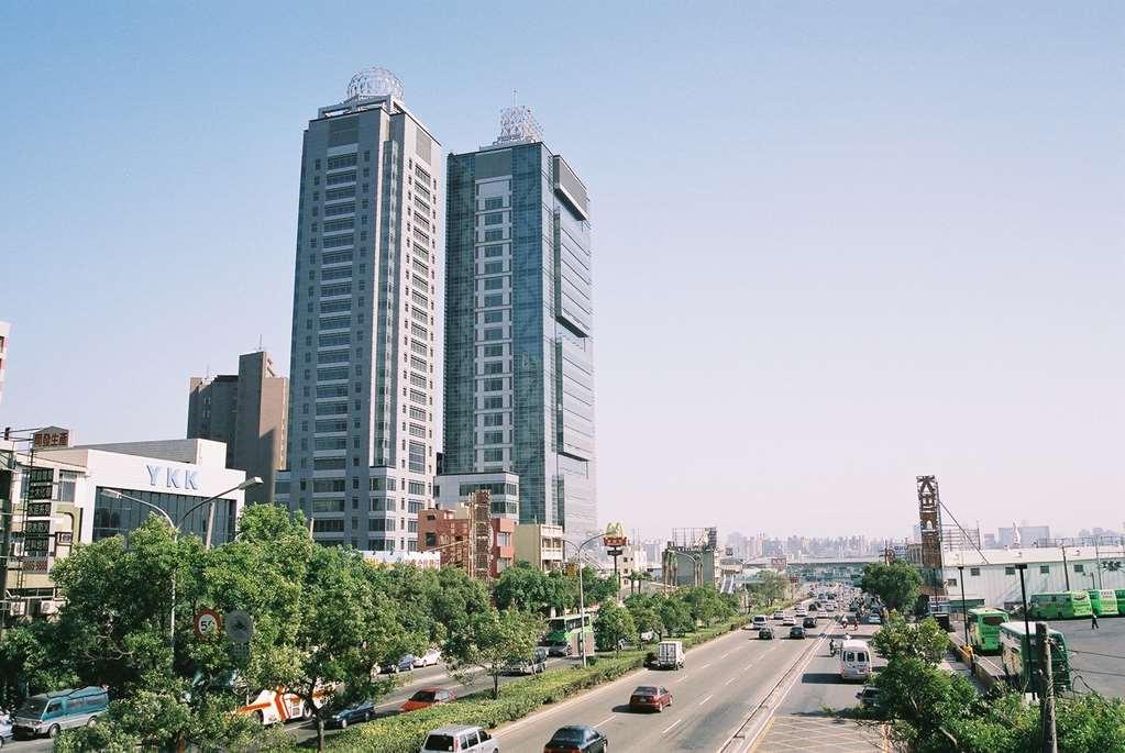 Windsor Hotel Taichung Extérieur photo View of the city