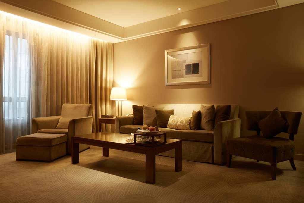 Windsor Hotel Taichung Chambre photo A living room with indirect lighting