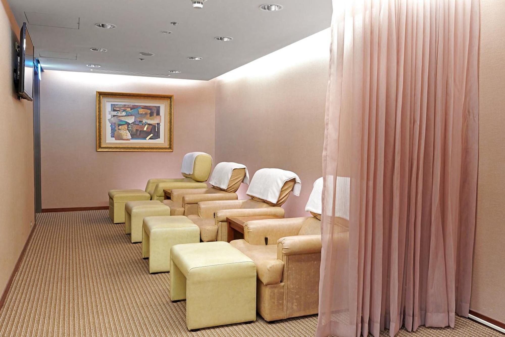 Windsor Hotel Taichung Extérieur photo A foot massage parlor in Hong Kong