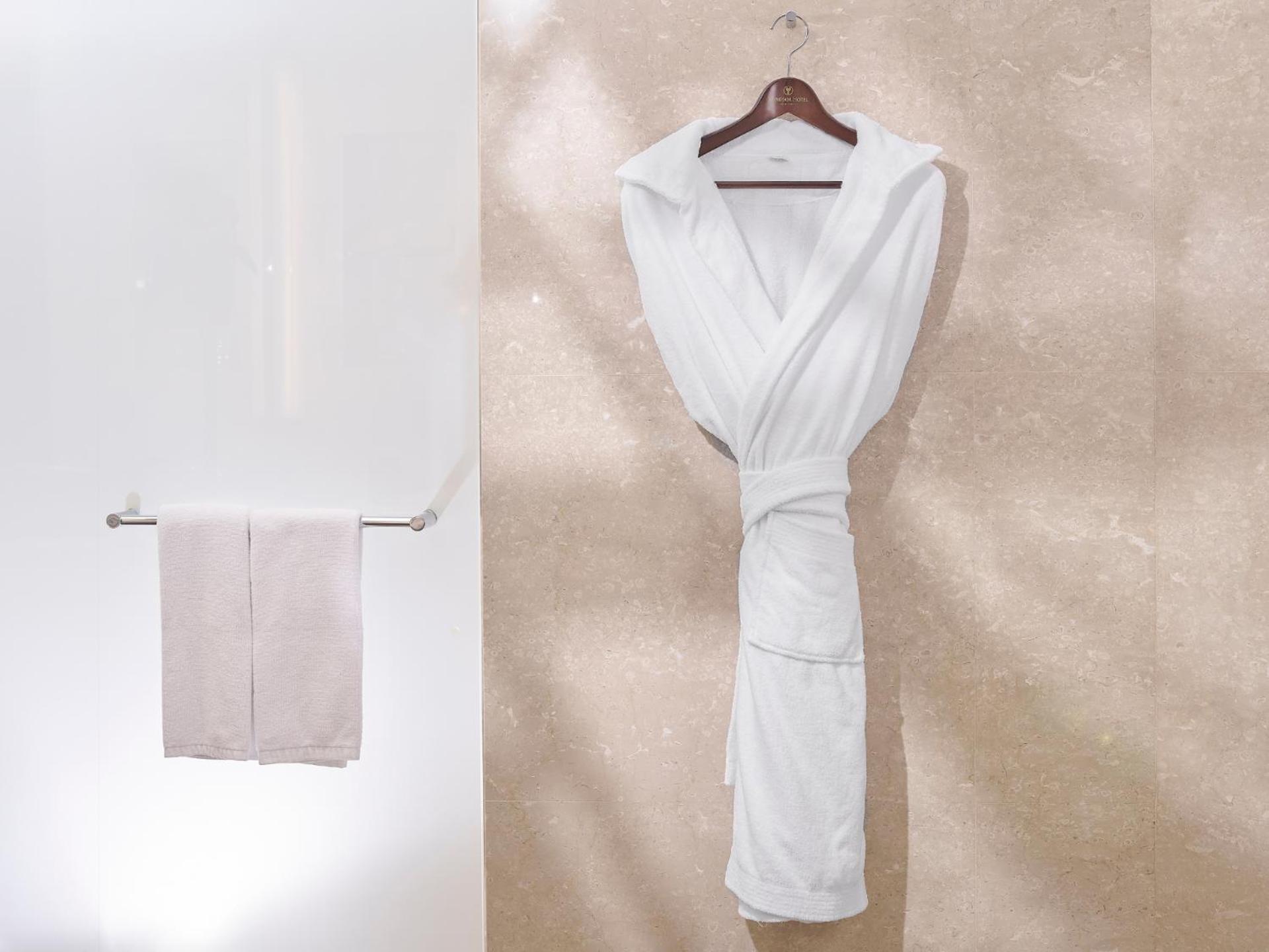 Windsor Hotel Taichung Extérieur photo A bathrobe