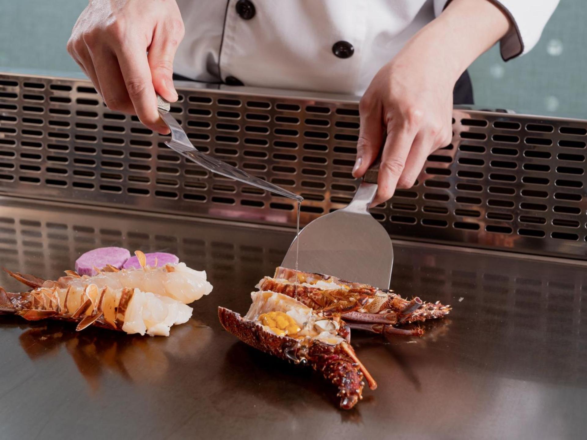 Windsor Hotel Taichung Extérieur photo A chef using a fish knife to fillet a lobster