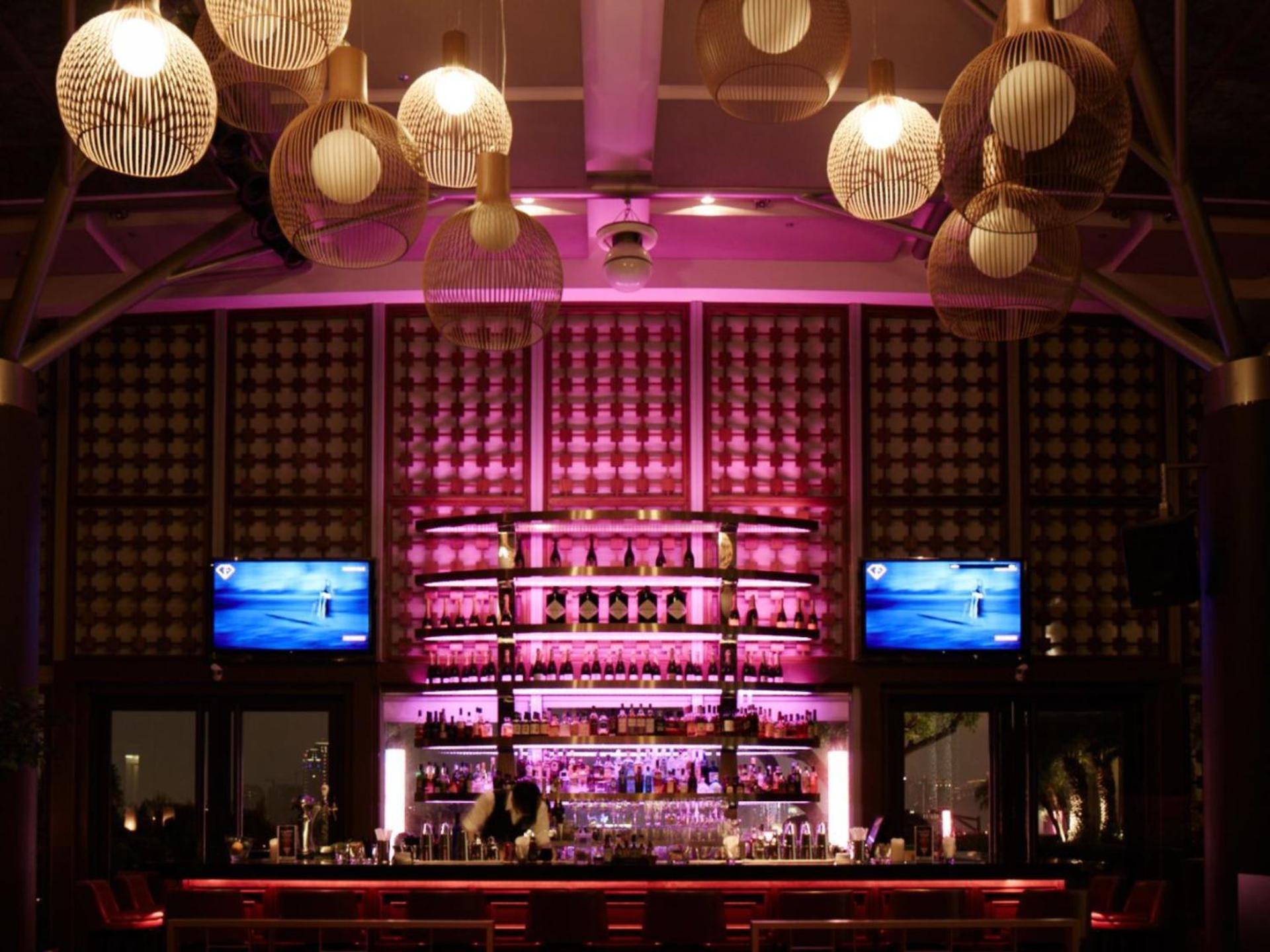 Windsor Hotel Taichung Extérieur photo The bar at the nightclub