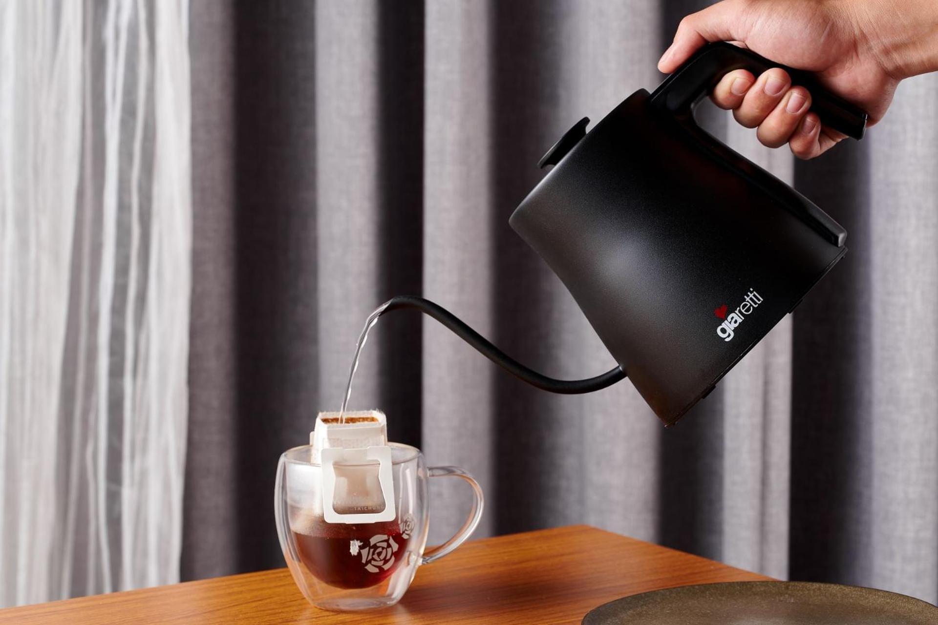 Windsor Hotel Taichung Extérieur photo A kettle in use