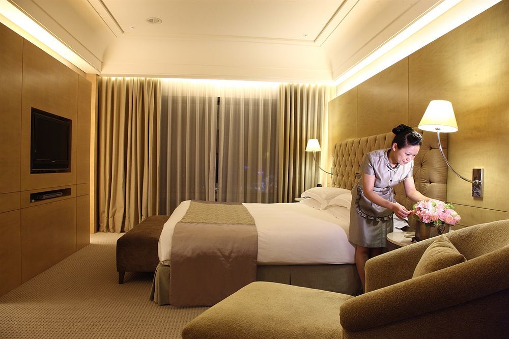 Windsor Hotel Taichung Extérieur photo A hotel maid making a bed
