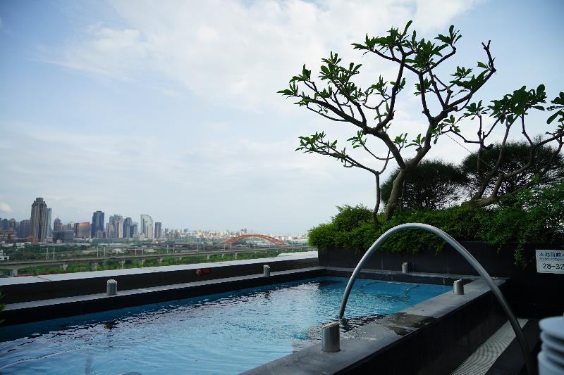 Windsor Hotel Taichung Extérieur photo The pool at the top of the hotel