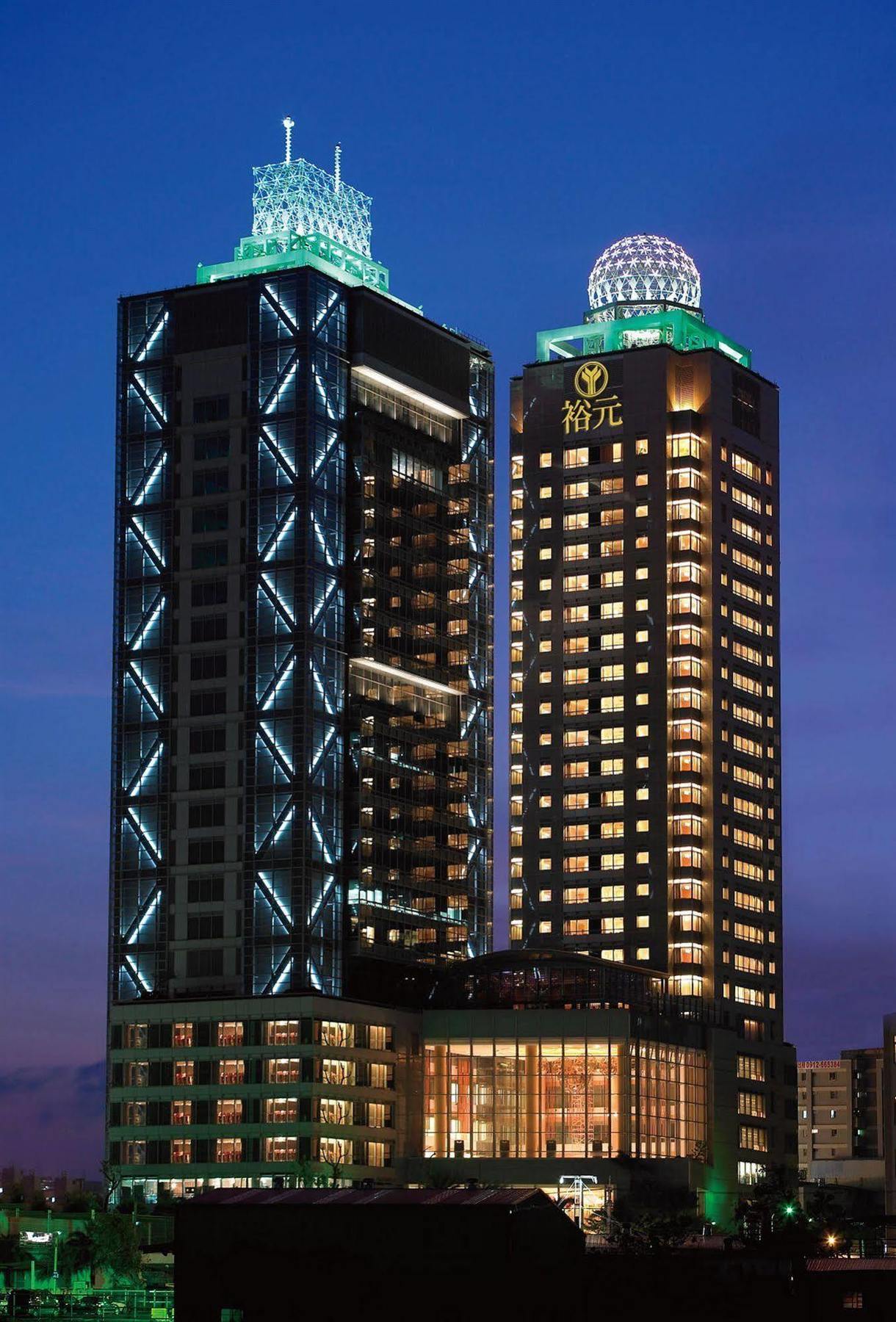 Windsor Hotel Taichung Extérieur photo The hotel at night